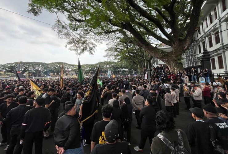 Ribuan Mahasiswa Geruduk Kantor DPRD Kota Malang Tolak Kebijakan Presiden Prabowo