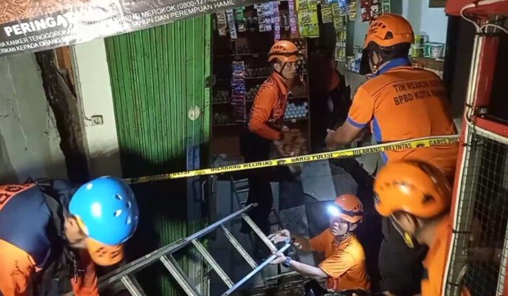 Penjaga Toko Kelontong Tewas Setelah Tokonya Ambles Diguyur Hujan Deras