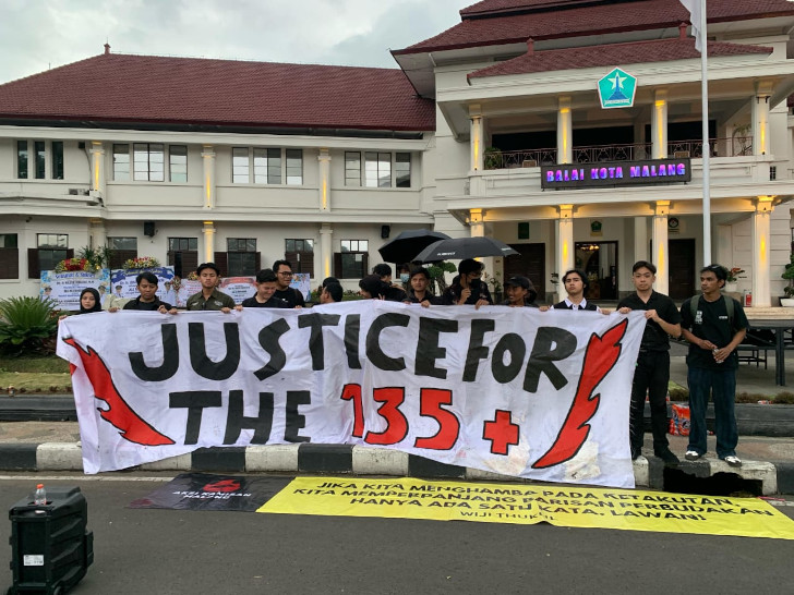 Tuntut Penghentian Kekerasan Aparat, Kamisan Malang Gelar Aksi di Depan Balai Kota