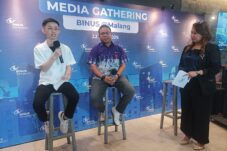 Dr. Robertus Tang Herman, S.E. M. M, saat memaparkan peran Kampus Binus @Malang dalam menjawab tantangan tekhnologi kecerdasan buatan dalam dunia kerja. (Foto Fajar Nusantara Tagarjatim.id)