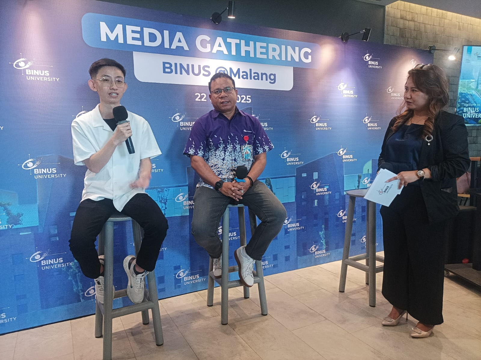 Dr. Robertus Tang Herman, S.E. M. M, saat memaparkan peran Kampus Binus @Malang dalam menjawab tantangan tekhnologi kecerdasan buatan dalam dunia kerja. (Foto Fajar Nusantara Tagarjatim.id)