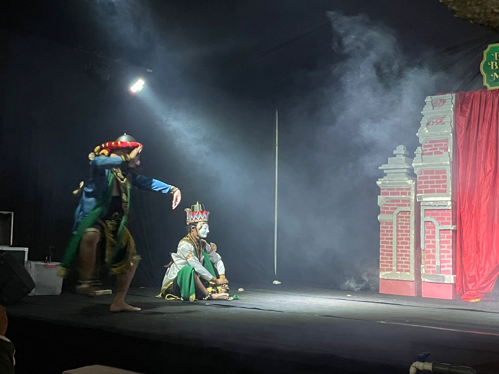 Perhelatan pagelaran Topeng Menak bertajuk “Burak Buwana Menak” kembali naik panggung berkat inisiasi Lesbumi PCNU Kota Malang. Diharapkan mampu menjadi tonggak kebangkitan usai 50 tahun kehilangan panggung. (Foto Istimewa)