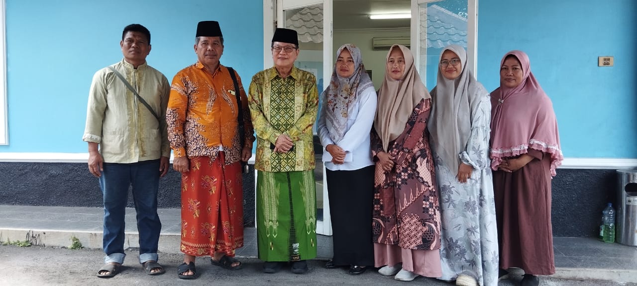 Komisaris Utama PT ACA, Iwan Kurniawan berfoto dengan calon jamaah umroh, didampingi KH. Kholili, kiai asal Kecamatan Pagak, setelah memberi pembekalan singkat, Senin (25/8/2025). (Istimewa)