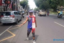 Bangkitkan Arema, Mbah Kusno Jalan Mundur Dari Stasiun Malang ke Stadion Kanjuruhan