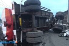 Truk Tangki Tetes Tebu Terguling di Jembatan Layang Malang, 4 Orang Luka