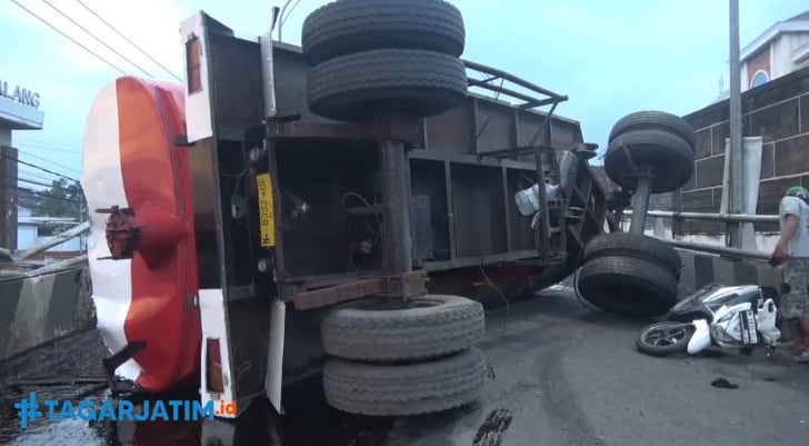 Truk Tangki Tetes Tebu Terguling di Jembatan Layang Malang, 4 Orang Luka