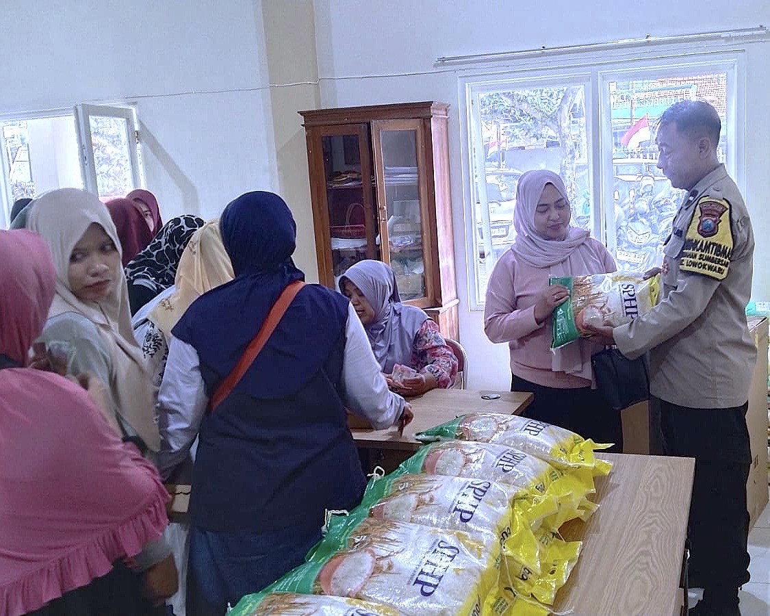 Warga membeli beras murah yang disediakan Polresta Malang Kota (Istimewa)