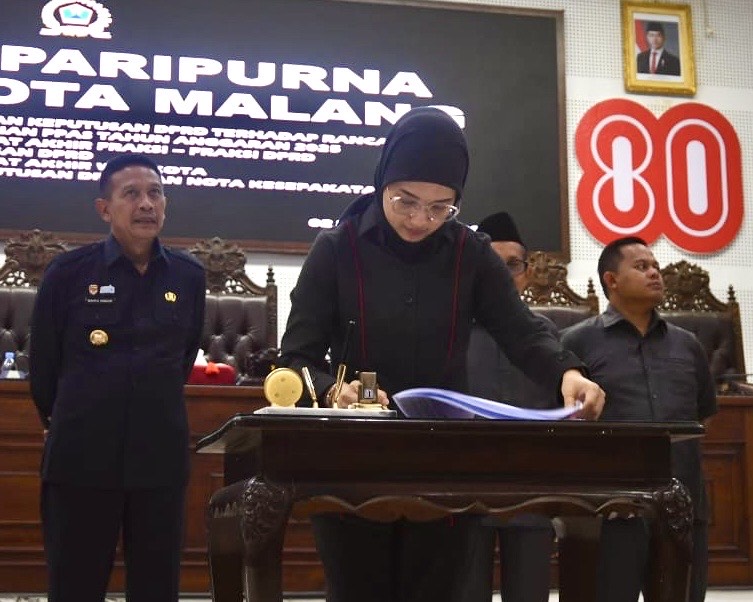 Ketua DPRD Kota Malang (tengah) Amithya Ratnanggani Sirnaduhita usai rapat paripurna di gedung DPRD Kota Malang (Istimewa)