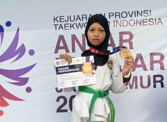 Khayla Almira Habibah, berhasil meraih medali emas dalam ajang Kejuaraan Provinsi (Kejurprov) Taekwondo Antar Pelajar 2025 (Bib Muhammad/ Tagarjatim.id)