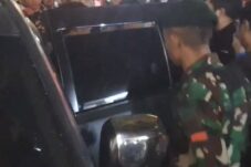 Pelaku saat akan dibawa ke Polresta Malang Kota usai diamankan warga (A.Malik/ Tagarjatim.id)