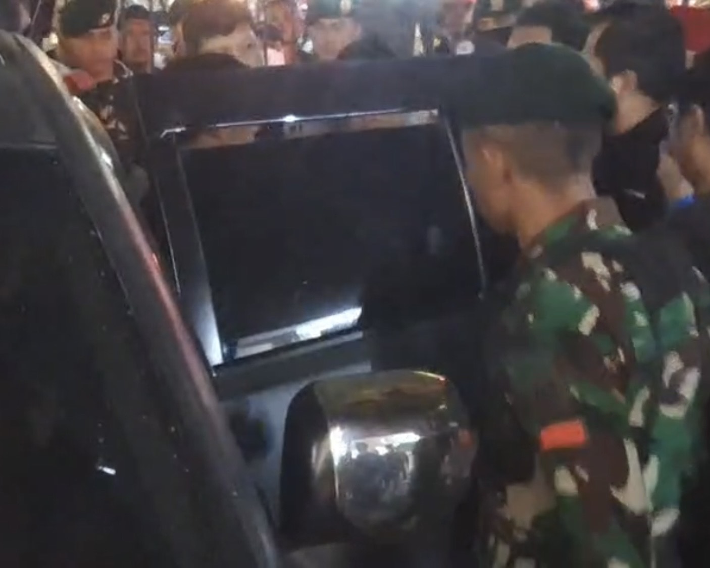 Pelaku saat akan dibawa ke Polresta Malang Kota usai diamankan warga (A.Malik/ Tagarjatim.id)