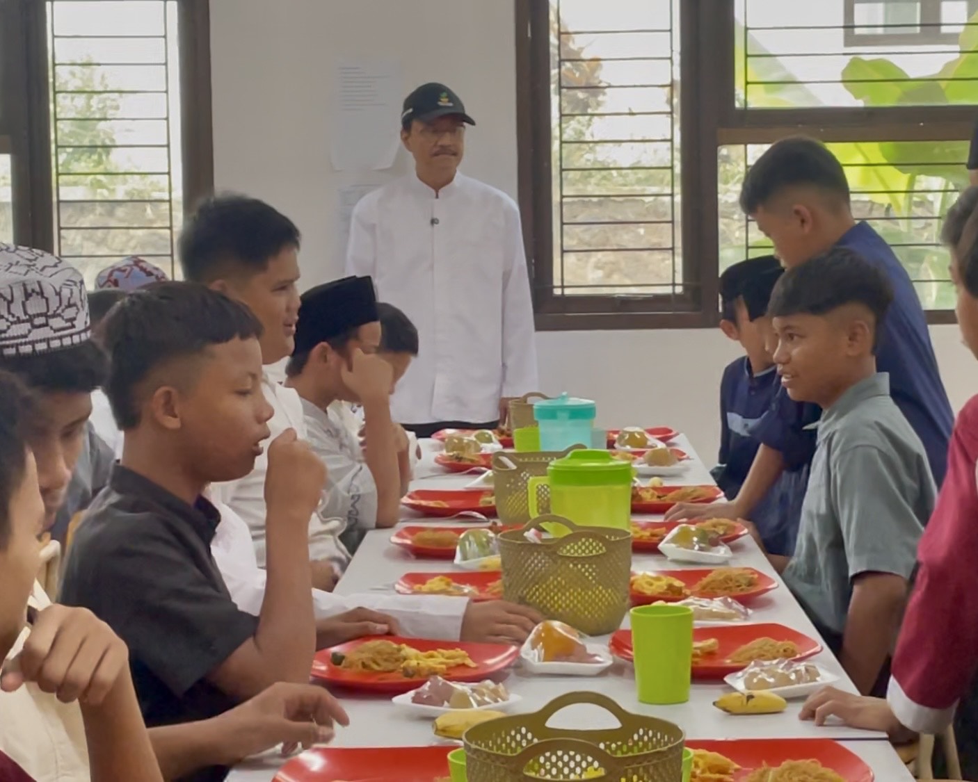 Menteri Sosial, Syaifulla Yusuf saat meninjau langsung fasilitas dapur di SRMP 16 Kota Malang (A.Malik/ Tagarjatim.id)