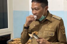 Wali Kota Malang Wahyu Hidayat mencicipi makanan di SPPG Yayasan Harapan Anak Sekolah Sukses di Kelurahan Buring, Kecamatan Kedungkandang (Roni Waluto/ Tagarjatim.id)