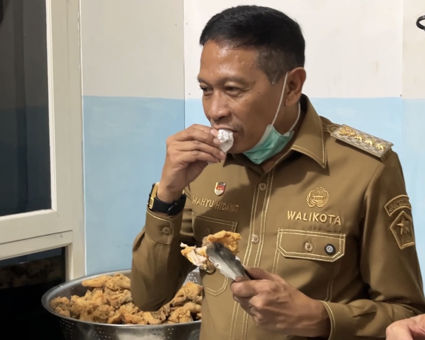 Wali Kota Malang Wahyu Hidayat mencicipi makanan di SPPG Yayasan Harapan Anak Sekolah Sukses di Kelurahan Buring, Kecamatan Kedungkandang (Roni Waluto/ Tagarjatim.id)
