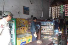 Petugas melakukan sosialisasi kepada pedagang untuk tidak menjual rokok ilegal (Istimewa)