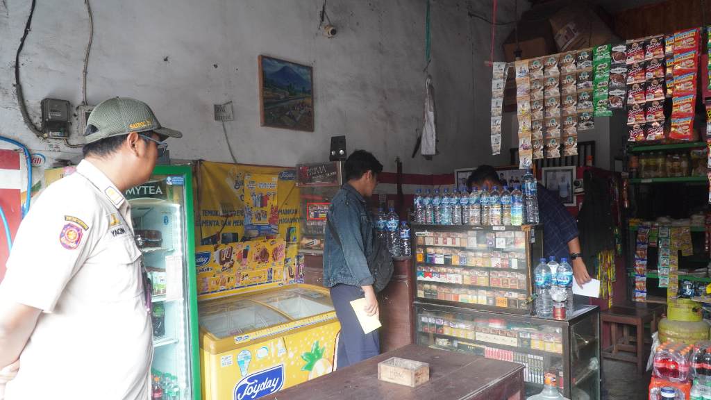 Petugas melakukan sosialisasi kepada pedagang untuk tidak menjual rokok ilegal (Istimewa)