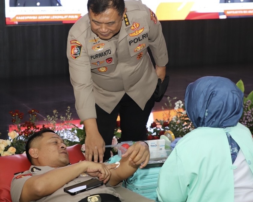 Hari Kesehatan Nasional, Polresta Malang Kota dan Serdik Sespimma Gelar Donor Darah