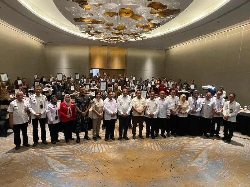 Wali Kota Malang dan Ketua PMI Kota Malang bersama 78 pendonor lestari saat penyerahan penghargaan donor darah sukarela ke 50 kali, Rabu (10/12/2025) (A.Malik/ Tagarjatim.id)