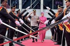 Tradisi upacara pedang pora mewarnai penyambutan Kapolresta Malang Kota yang baru, Kombes Pol Putu Kholis Aryana bersama Istri, pada Rabu (14/1/2026).