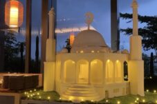 Miniatur Masjid Dari 100 Kilogram Coklat Sambut Ramadan