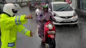 Diguyur Hujan Saat Puasa, Satlantas Polresta Malang Kota Tetap Siaga Urai Kemacetan