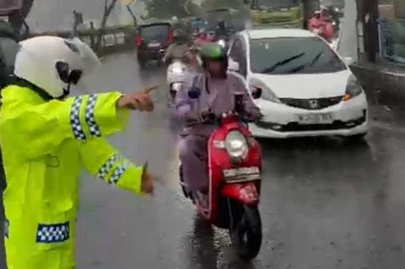 Diguyur Hujan Saat Puasa, Satlantas Polresta Malang Kota Tetap Siaga Urai Kemacetan
