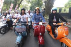 Jelang Konser HS Slank, Kaka Riding Bersama Komunitas Vespa di Kota Malang