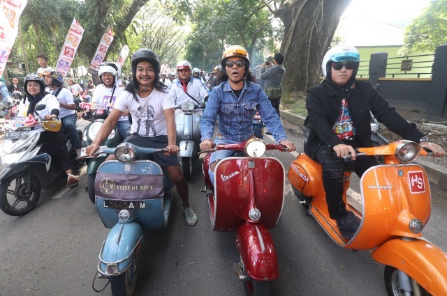 Jelang Konser HS Slank, Kaka Riding Bersama Komunitas Vespa di Kota Malang
